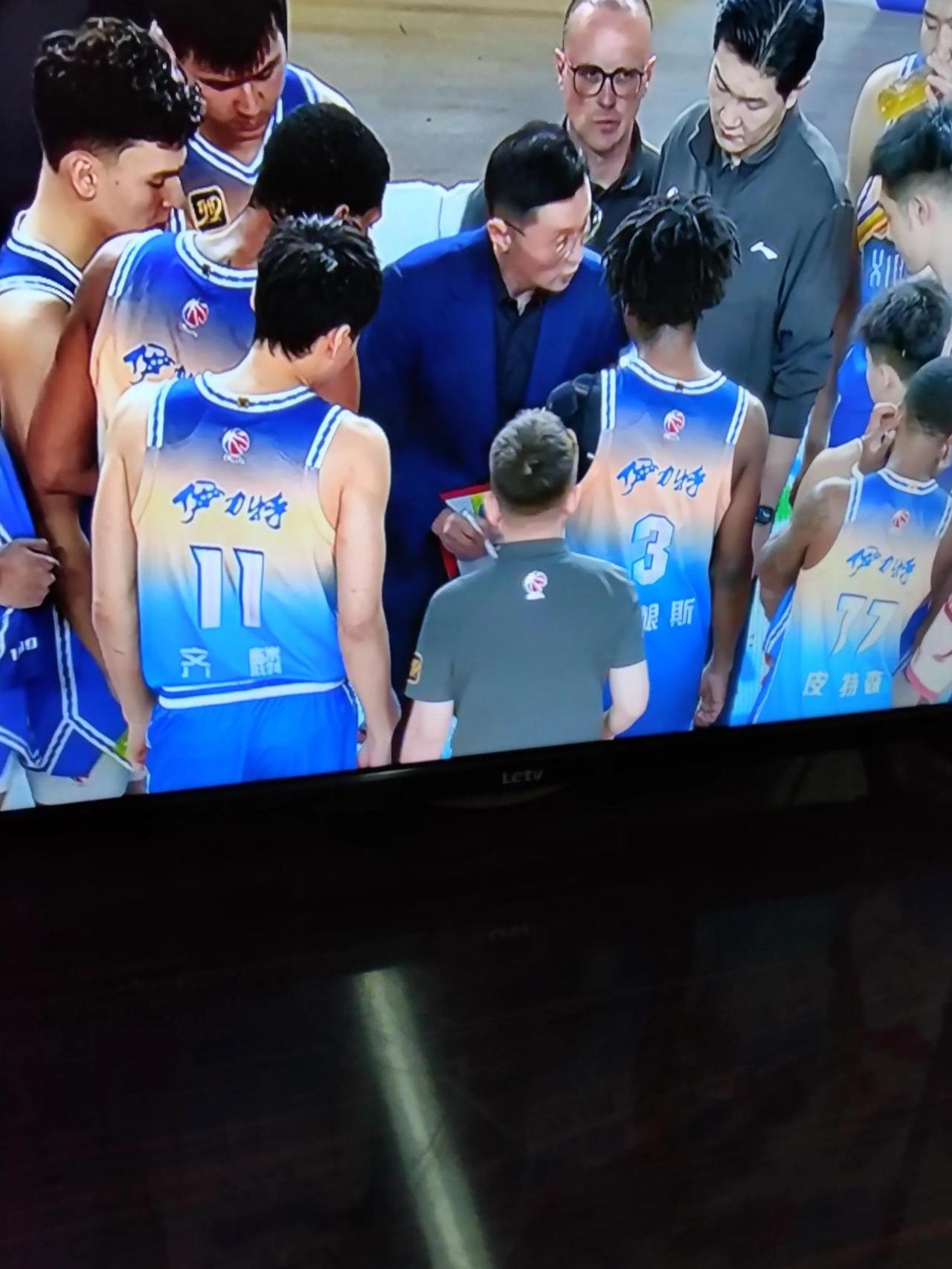 球队努力防守，成功守住比赛分差