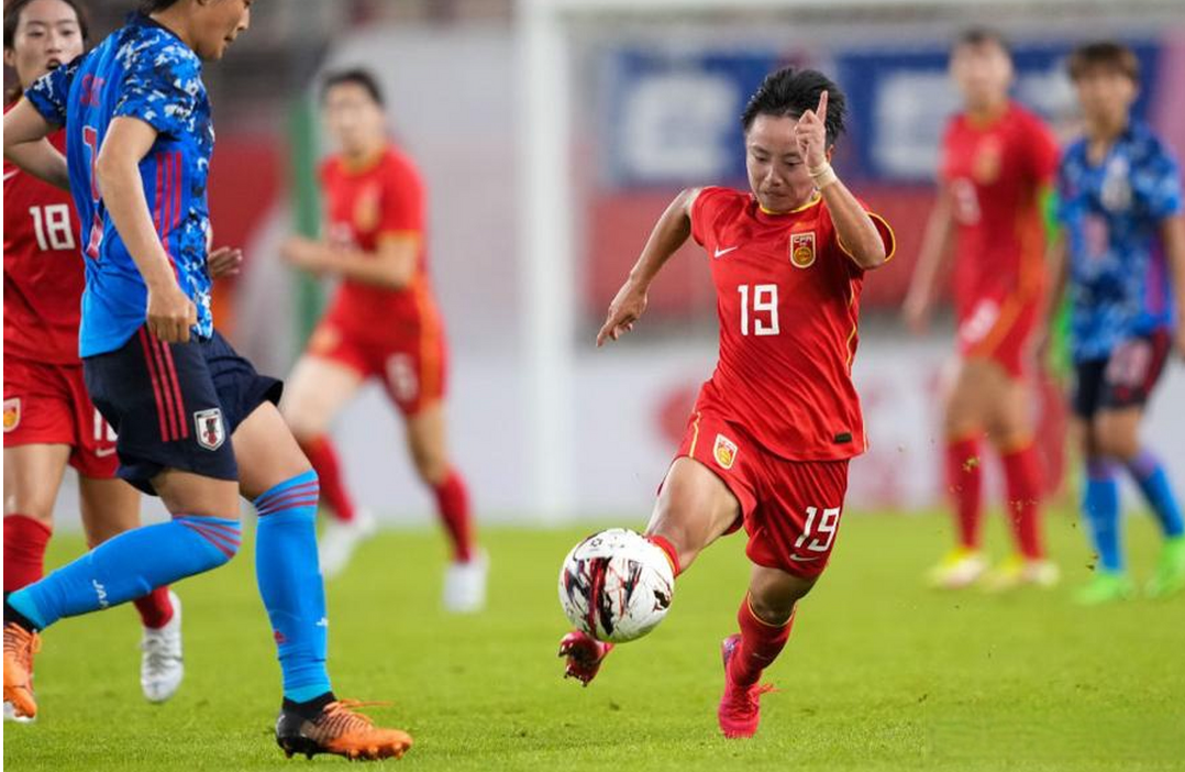 女足球员们为国家队捧得荣誉