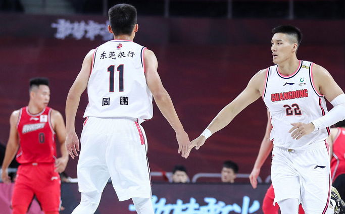 多特蒙德球员运筹帷幄，帮助球队胜出