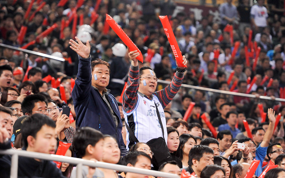 激烈的比赛引起了人们的热情 激烈的比赛引起了人们的热情