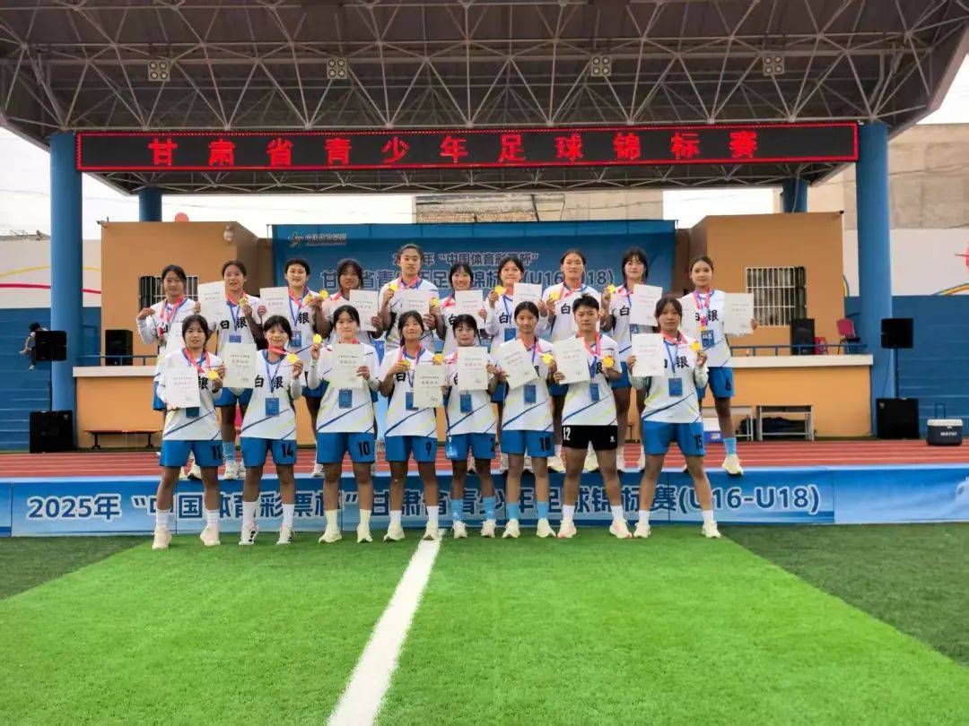 足球比赛女子队伍展现团队合作