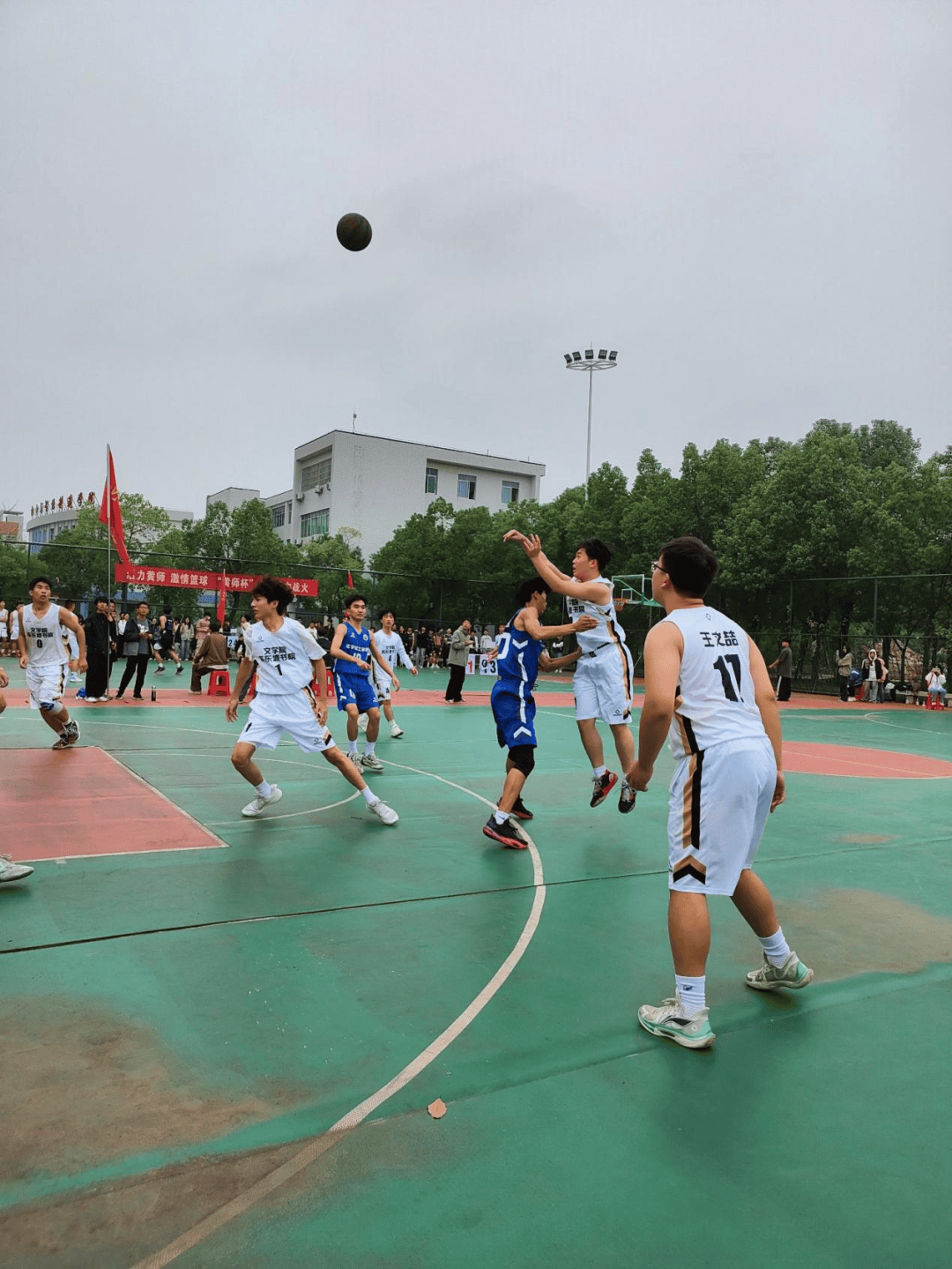 球员们在场上拼尽全力，决战激情四射