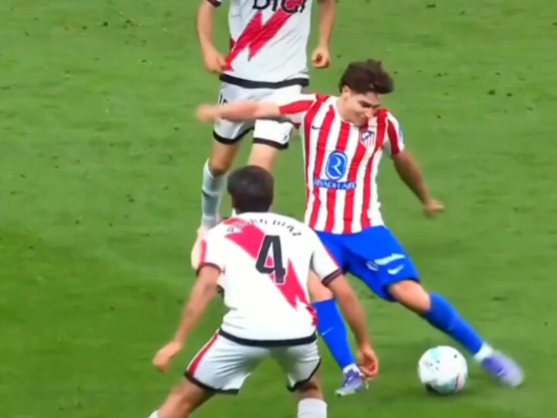 关于瑞士爆冷曼联,阿尔瓦雷斯完成帽子戏法的信息 关于瑞士爆冷曼联,阿尔瓦雷斯完成帽子戏法的信息