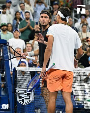 开云官网-意大利网球队完胜英国网球队，西西帕斯完成帽子戏法