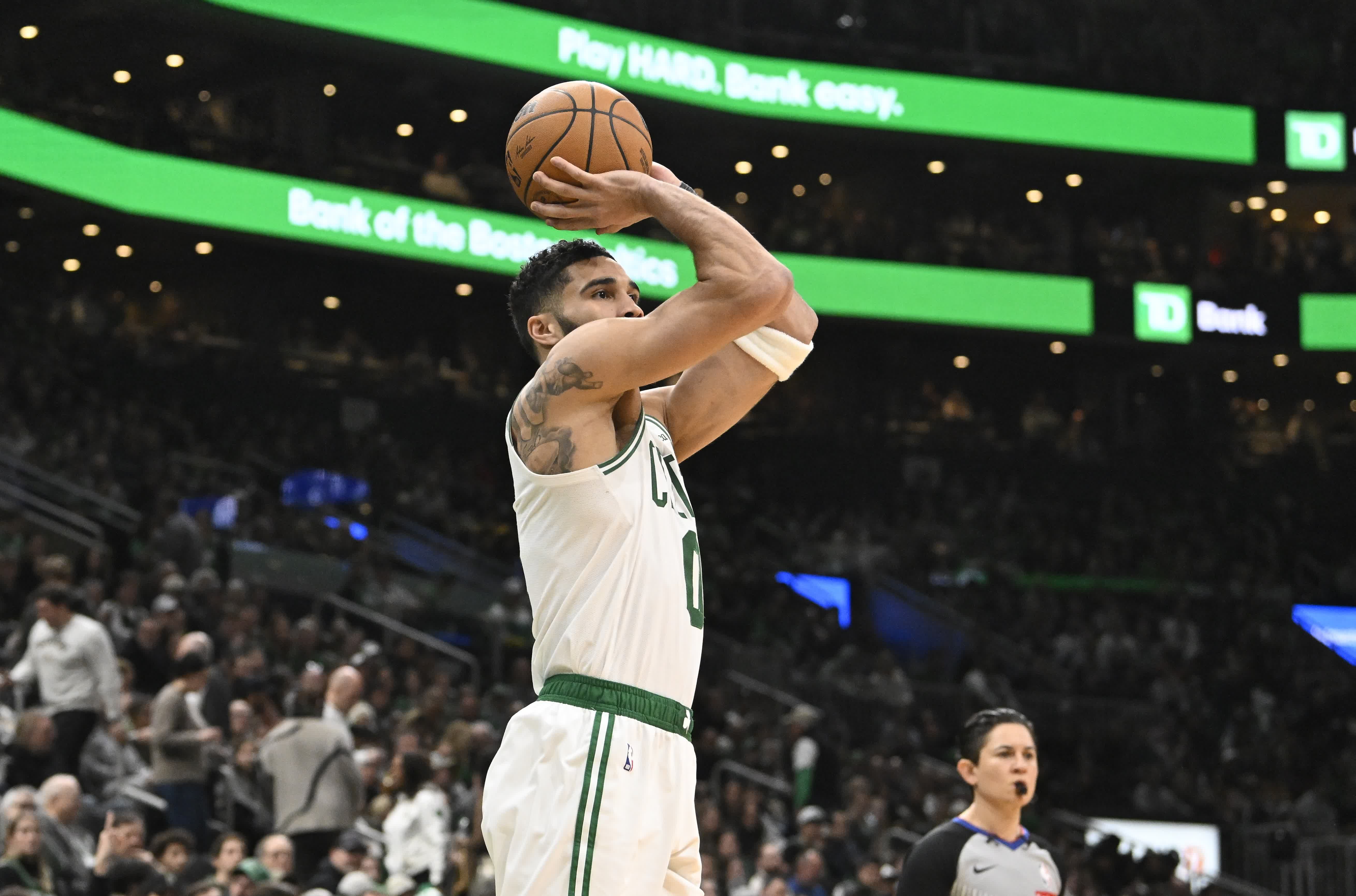 加拿大男篮横扫雷霆，塔图姆统治全场的简单介绍