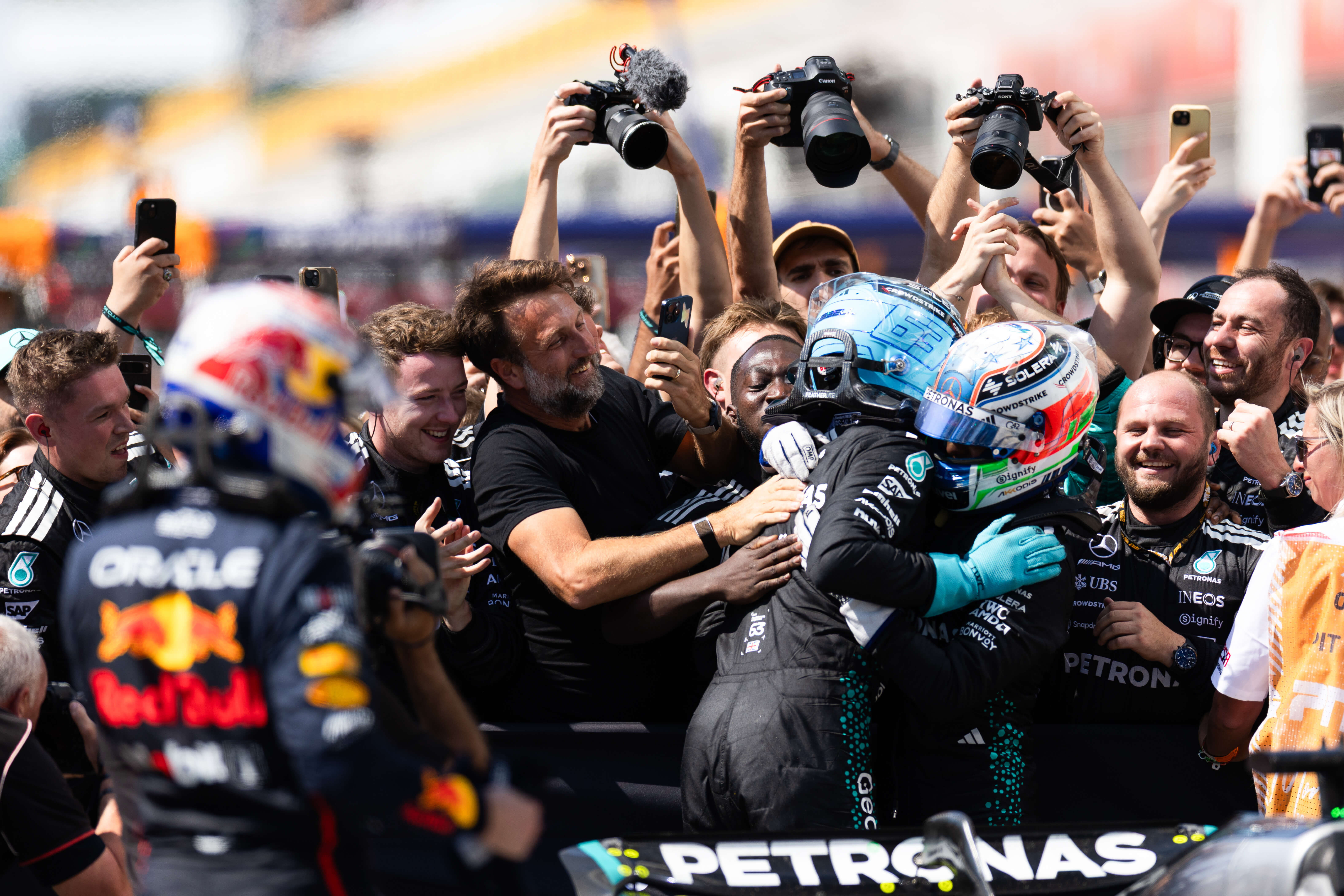 梅赛德斯翻盘红牛二队，拉塞尔点燃赛场