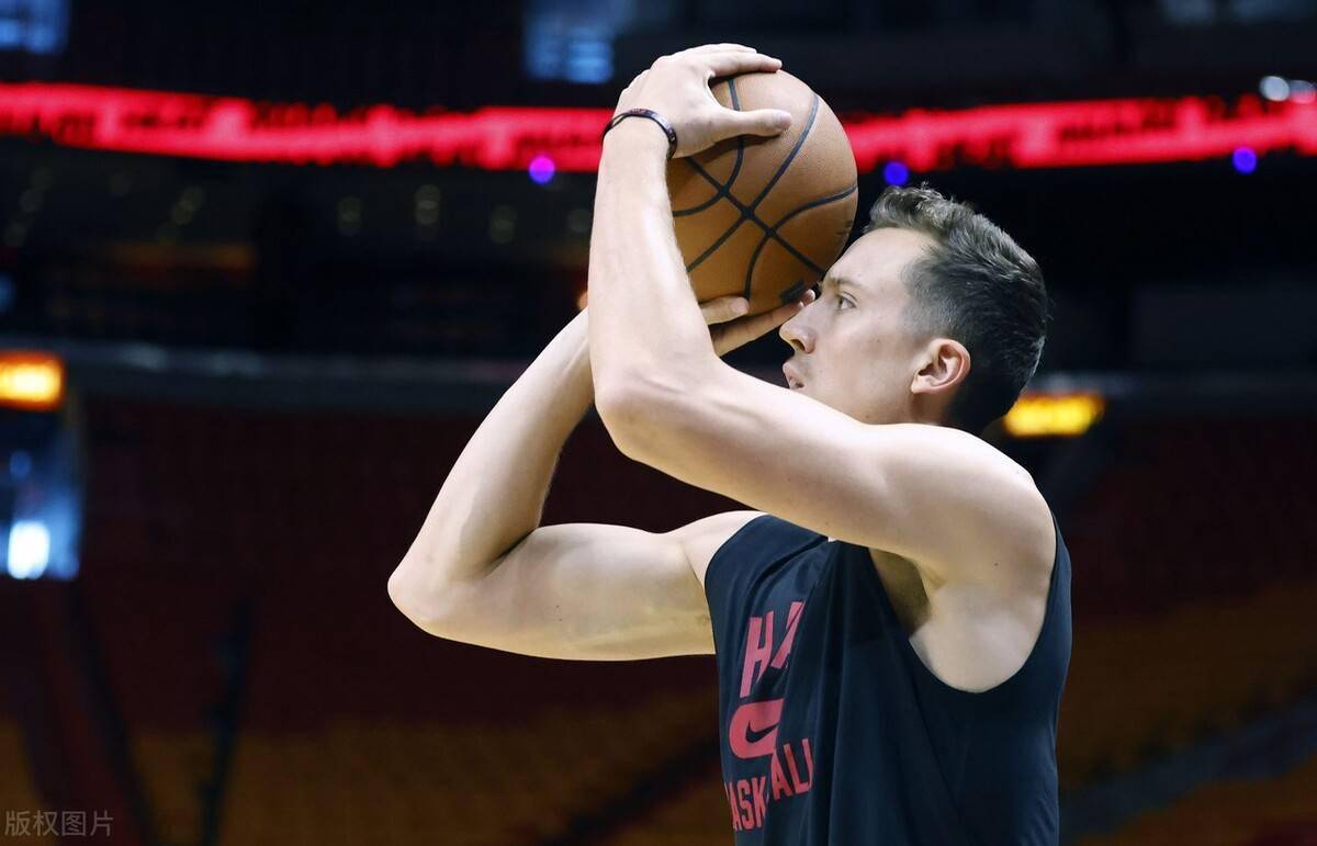 热火险胜深圳队，麦科勒姆状态火热